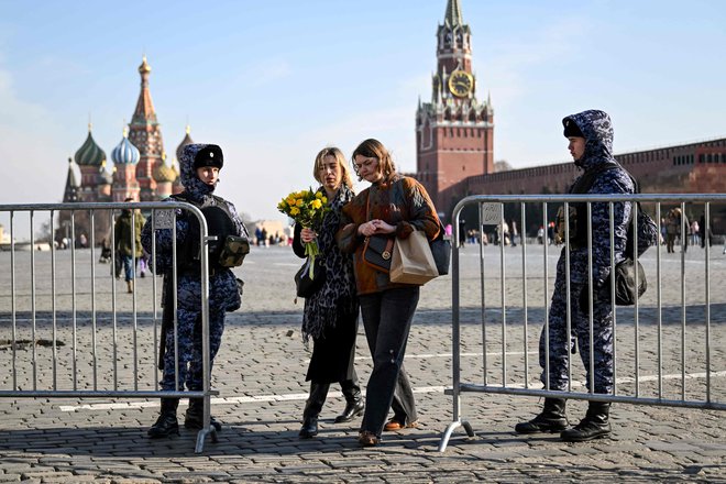 Po terorističnem napadu so v Rusiji poostrili nadzor na javnih mestih. FOTO: Natalija Kolesnikova/AFP