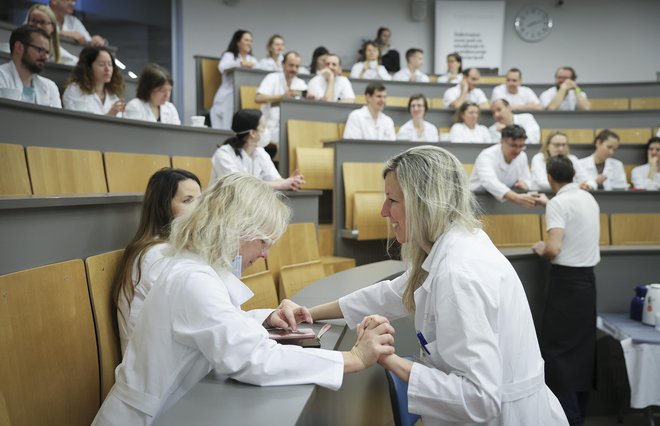 V štiriletnem projektu, ki ga sestavlja pet vsebinskih delovnih paketov, med drugim izobražujejo zaposlene v zdravstvu in socialnem varstvu. FOTO: Jože Suhadolnik/Delo