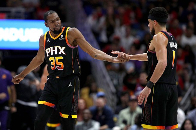 Kevin Durant se je tokrat umaknil v ozadje in spremljal šov mlajšega kolega. FOTO: Sean Gardner/AFP