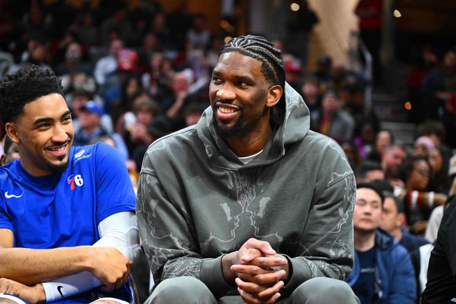 Joel Embiid bi že v noči na sredo lahko znova stopil na parket, ko Philadelphio čaka domača tekma z Oklahomo. FOTO: Jason Miller/AFP