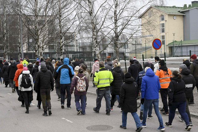 Družinski člani učencev šole, ki je bila tarča strelskega pohoda 12-letnika. FOTO: AFP