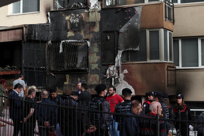 Ogenj je izbruhnil okoli 13. ure po lokalnem času. FOTO: Murad Sezer/Reuters