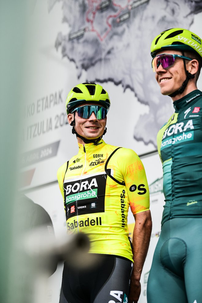 Primož Roglič je v 2. etapi dirke po Baskiji prvič, odkar je prestopil k ekipi Bora Hansgrohe, kolesaril v rumeni majici. FOTO: Naikefotosport