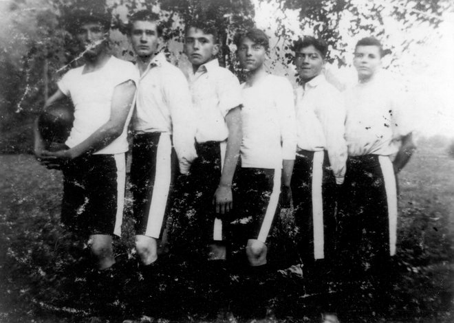 Nogometno moštvo Golica leta 1912 (z leve: Pepe Švarc, Tone Morič, Janez Černe, Ivan Švarc, August Pretnar in Franc Krivec) Foto Arhiv Gornjesavski muzej Jesenice