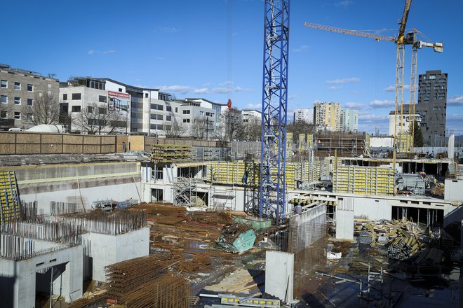 Gradbišče Vilharija v Ljubljani. Fotografija je simbolična. FOTO: Jože Suhadolnik/Delo