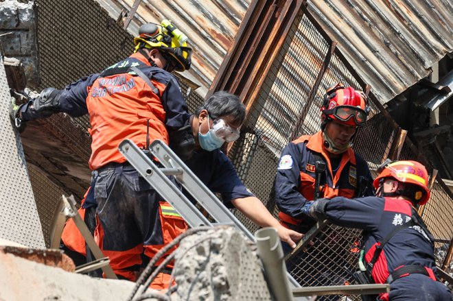 Tajvanski reševalci pomagajo ranjenim. FOTO: AFP