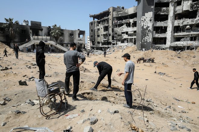 Število žrtev izraelskega uničevanja Gaze je včeraj preseglo 33.000. FOTO: Dawoud Abu Alkas/Reuters