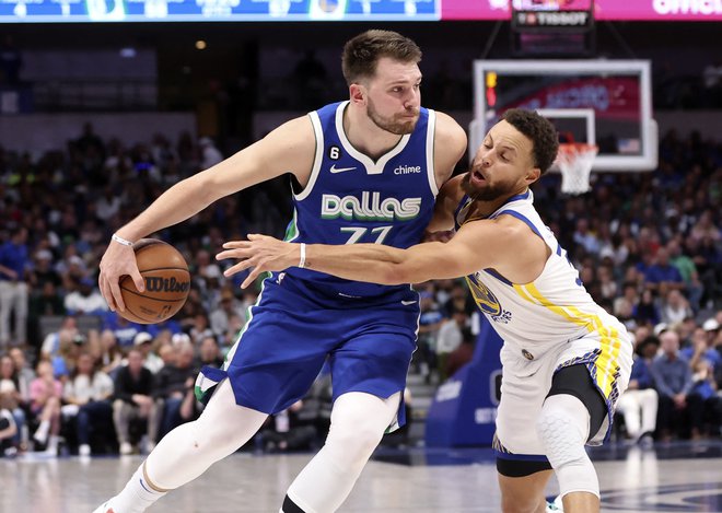 Luka Dončić je zasenčil Stephena Curryja (desno), toda zmage se je veselil zvezdnik Golden Stata. FOTO: Kevin Jairaj/USA Today Sports