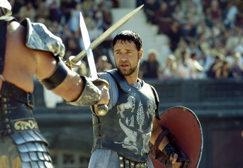 Najbolj znana vloga Russlla Crowa je gotovo rimski general in potem gladiator Maximus v zgodovinskem akcijskem spektaklu Gladiator iz leta 2000, za katerega je dobil oskarja. FOTO: Dokumentacija Dela