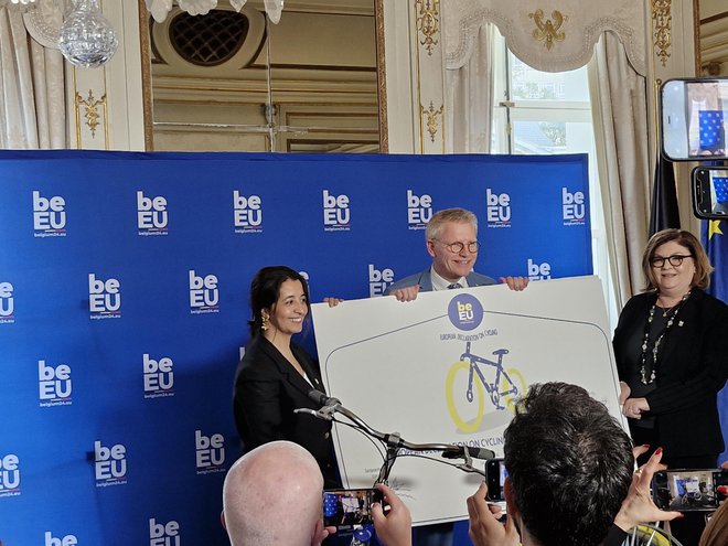 Karima Delli, Georges Gilkinet in Adina Vălean so podpisali kolesarsko deklaracijo. FOTO: Borut Tavčar/Delo