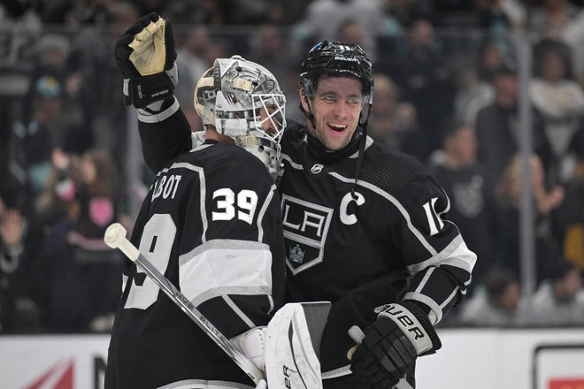 Anže Kopitar se je takole veselil zmage z vratarjem Camom Talbotom. FOTO: Jayne Kamin-Oncea/Usa Today Sports