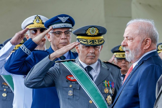 Da ne bi spodbudil polemik v družbi in dražil vojaških struktur, se je brazilski predsednik Luiz Inacio Lula da Silva odpovedal vsakršni uradni vladni obeležitvi letošnje okrogle obletnice vojaškega udara.