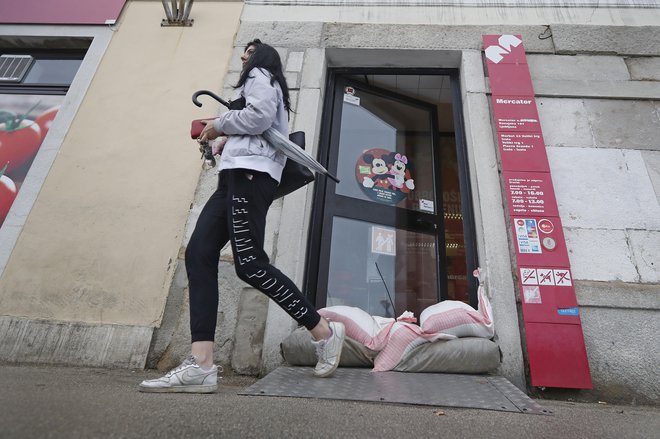 Izola je kot nekdanji otok še posebej izpostavljena vodi - tako morja kot  vse pogostejšim nalivom z neba. Foto Leon Vidic