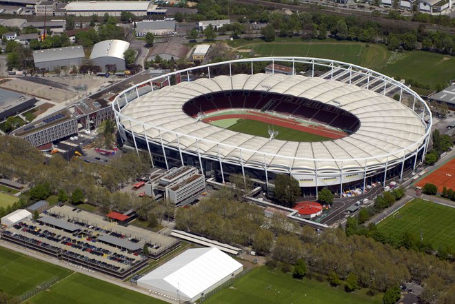 MHP Arena je redno med prizorišči velikih nogometnih tekmovanj v Nemčiji in tako bo tudi zdaj.

Foto Stringer/Reuters