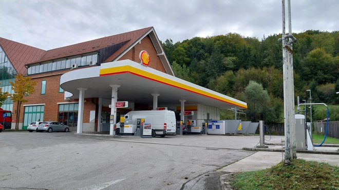Shellov bencinski servis v Rogaški Slatini je bil prvi maloprodajni center, ki so ga odprli po poslu z Molom in OMV. FOTO: Karel Lipnik