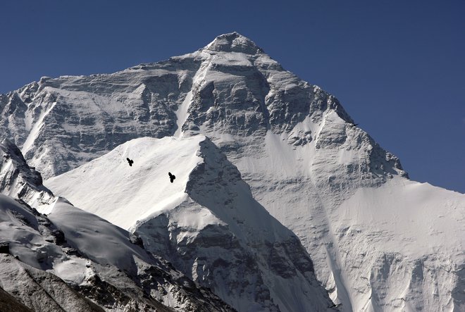 Kitajska smer je bila popularnejša do olimpijade 2008. Odtlej je posel cvetel na nepalski. Za nekitajce jo znova odpirajo prvič po letu 2020. FOTO: David Gray/Reuters