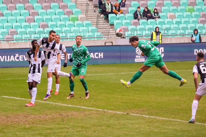 Nogometaši Olimpije (v zelenem) so se že davno poslovili od pokala, nogometaši Rogaške (v belo-črnem) nestrpno pričakujejo ponedeljkov žreb polfinalnih parov. FOTO: Črt Piksi