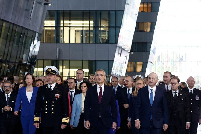 Generalni sekretar Nata Jens Stoltenberg, predsednik vojaškega odbora Nata, admiral Rob Bauer, in Stoltenbergov namestnik Mircea Geoană​ z zunanjimi ministri zavezniških držav med srečanjem v Bruslju. FOTO: Kenzo Tribouillard/AFP