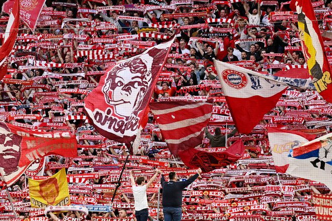 Bayern se ponaša z navijači po vsem svetu, štadion je za vse tekme v sezoni razprodan. Foto Angelika Warmuth/Reuters