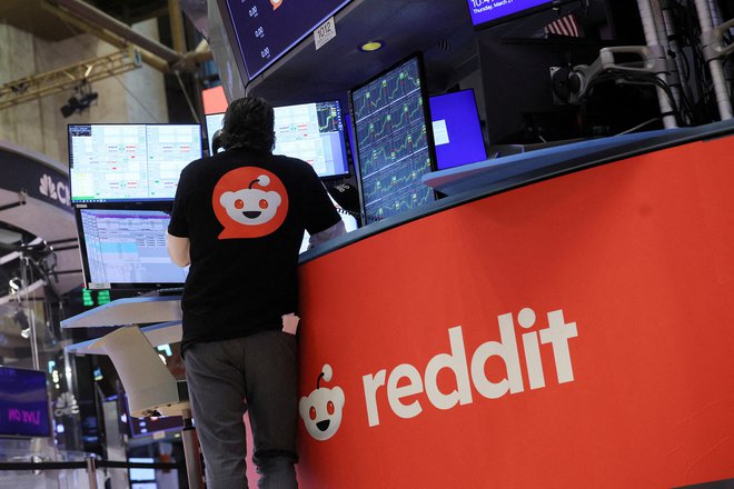Reddit je sklenil pogodbo z Googlom, da bo ta uporabljal vsebine za urjenje umetne inteligence. FOTO: Brendan McDermid/Reuters