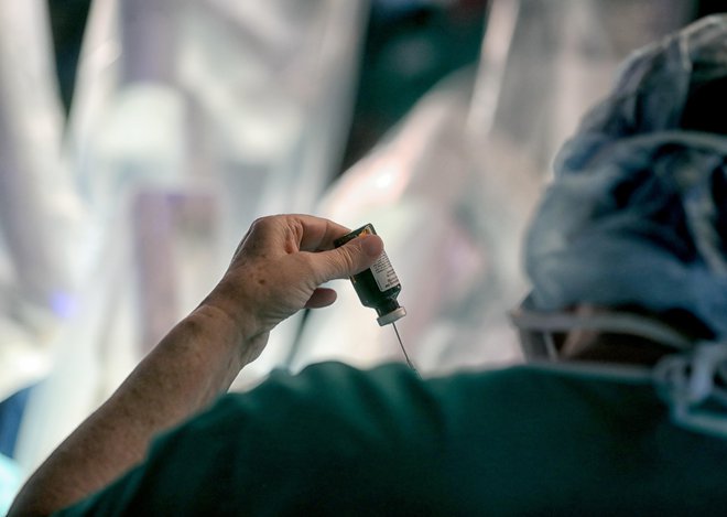 Operacija s kirurkim robotom v Kliničnem centru Ljubljana - glavni kirurg Simon Hawlina. FOTO: Blaž Samec