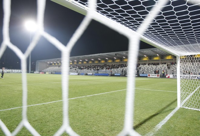 Tudi na koprski Bonifiki se navijači FC Koper spozabijo in mečejo bakle. FOTO: Tomi Lombar