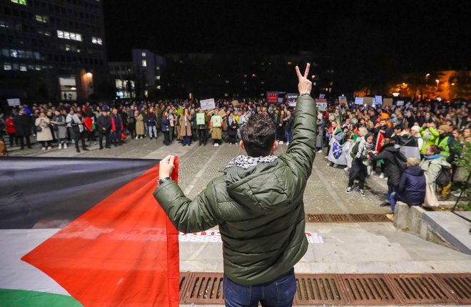 Pomembni premiki v največji vladni stranki in pri predsedniku vlade so se zgodili pod vplivom javnega ­mnenja, ki je v Sloveniji na strani Palestine. FOTO: Matej Družnik/Delo