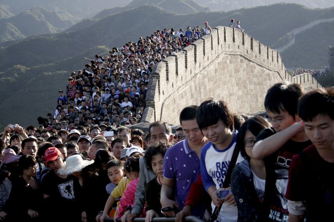 Turisti oblegajo veliki zid. FOTO: Stringer/china Reuters Pictures