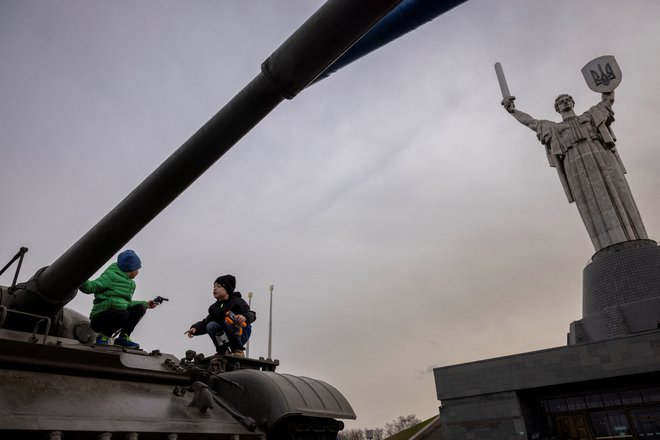 Razprave o pošiljanju zahodnih vojakov v Ukrajino ne potihnejo. FOTO: Thomas Peter/Reuters