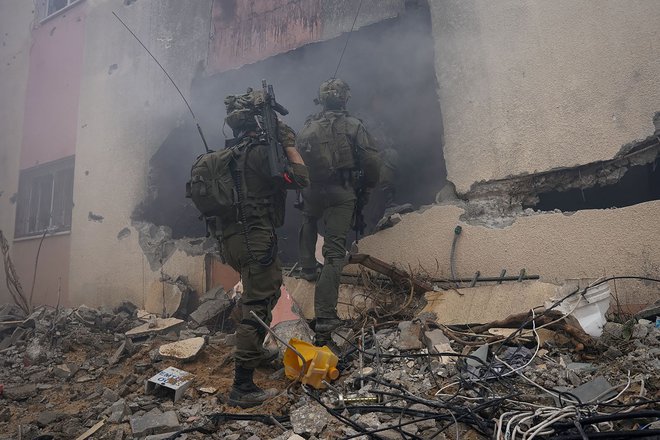 Izraelski vojaki v Han Junisu februarja letos. FOTO: Afp
