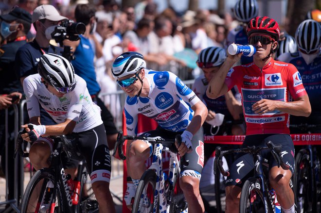 Juan Ayuso (levo) je zmagal v Baskiji, Jay Vine (v sredini) in Remco Evenepoel (desno) sta zaradi padcev odstopila. FOTO: Jorge Guerrero/AFP