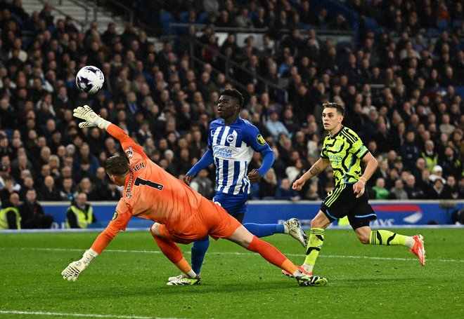 Leandro Trossard (desno) je z golom potrdil zmago Arsenala. FOTO: Dylan Martinez/Reuters