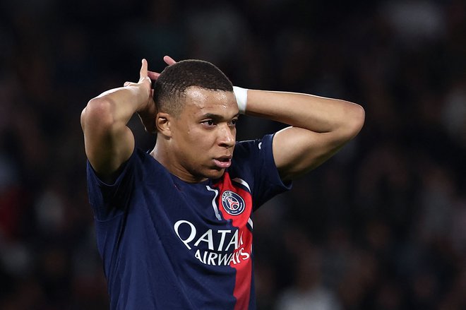 Tudi Kylian Mbappe se drži za glavo, vodilni PSG je doma le remiziral z zadnjim Clermontom. FOTO: Franck Fife/AFP