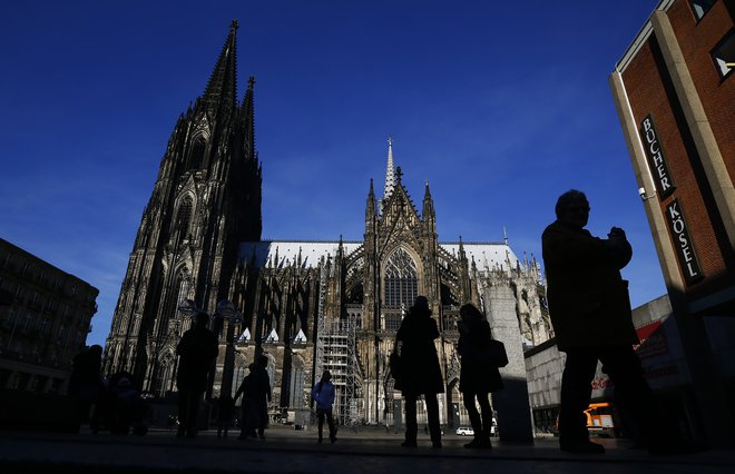 Takoj po izhodu z železniške postaje v smeri središča mesta stoji znamenita Kölnska katedrala. Foto Wolfgang Rattay/Reuters
