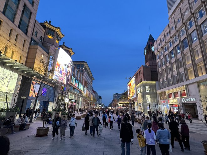 V kitajskih trgovinah je vse, kar ponujata zahodna in kitajska produkcija. FOTO: Aljaž Vrabec

 