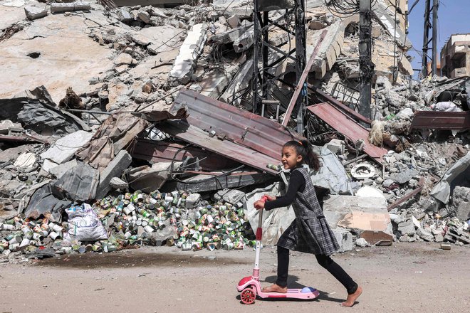 Danes naj bi se sicer v Kairu začela nova pogajanja za prekinitev ognja in dogovor o izpustitvi talcev, na katerih so udeležbo potrdili tako pogajalci Izraela kot Hamasa. FOTO: Mohammed Abed/AFP