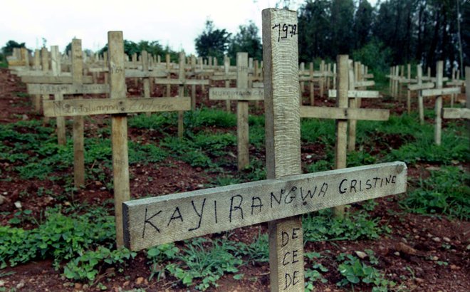 Po navedbah ruandskih oblasti je na stotine osumljencev za genocid še vedno na prostosti. Državi jih je bilo doslej izročenih le 28, množična grobišča na ruandskem ozemlju pa vznikajo še danes. FOTO: Reuters