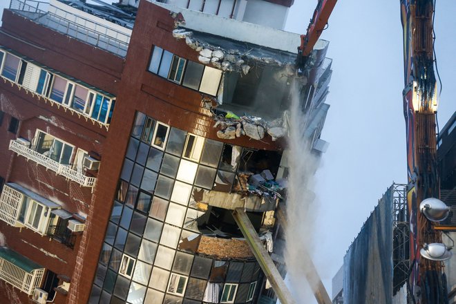 Evakuacija turistov in nekaterih prebivalcev parka je stekla v preteklih dneh, ko so oblasti več cestnih odsekov že uspele očistiti grušča. FOTO: I-hwa Cheng/AFP