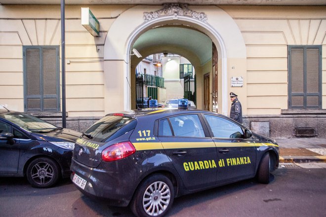 Pri prijetih so italijanski financarji s pomočjo policije odkrili več luksuznih stanovanj, zlato, kriptomonete, nakit, pa tudi več luksuznih avtomobilov, denimo nekaj lamborghinijev. FOTO: Paolo Manzo/Nurphoto/AFP