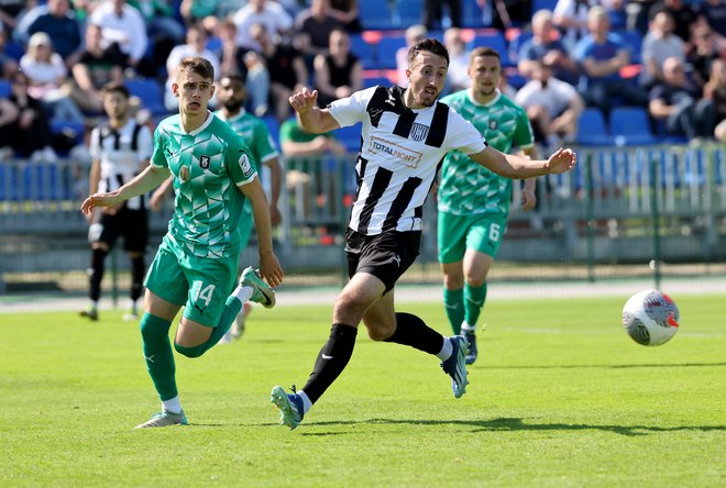 Takole sta se v eni od akcij borila za žogo branilec Olimpije Marcel Ratnik in napadalec Rogaške Patrik Mijić. FOTO: Blaž Samec