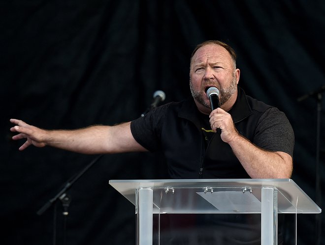 Alex Jones sodi med svetovne prvake širjenja teorij zarote. FOTO: Olivier Douliery Afp