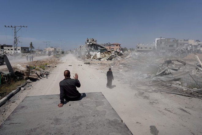 Palestinci so se v Han Junis začeli vračati, potem ko je izraelska vojska v nedeljo napovedala drastično znižanje števila vojakov na jugu Gaze. FOTO: AFP