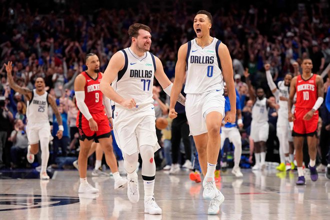 Dante Exum je upravičil zaupanje Luke Dončića, ki se je v ključnem trenutku namesto za težak met (pravilno) odločil za podajo. Foto Sam Hodde/AFP