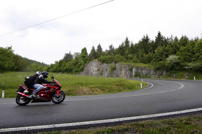 Vreme je odlično, pazite na motoriste. FOTO: Mavric Pivk