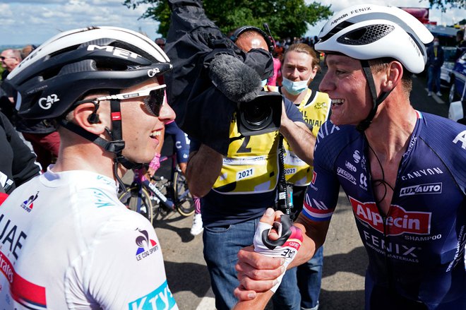 Tadej Pogačar (levo) in Mathieu van der Poel sta velika tekmeca, a tudi prijatelja. FOTO: Daniel Cole/AFP