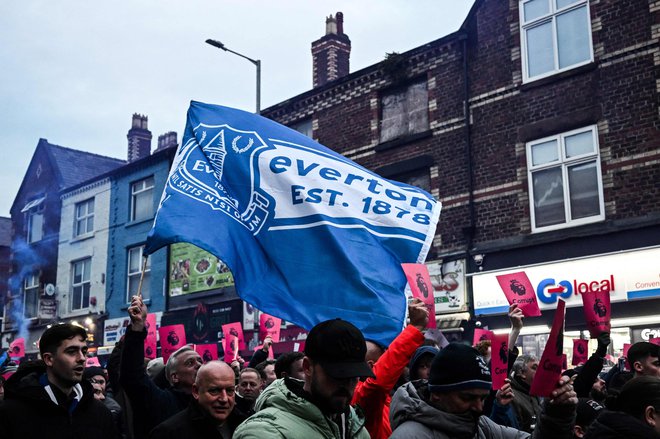 Evertonovi navijači protestirajo zaradi kazni. FOTO: Paul Ellis/AFP