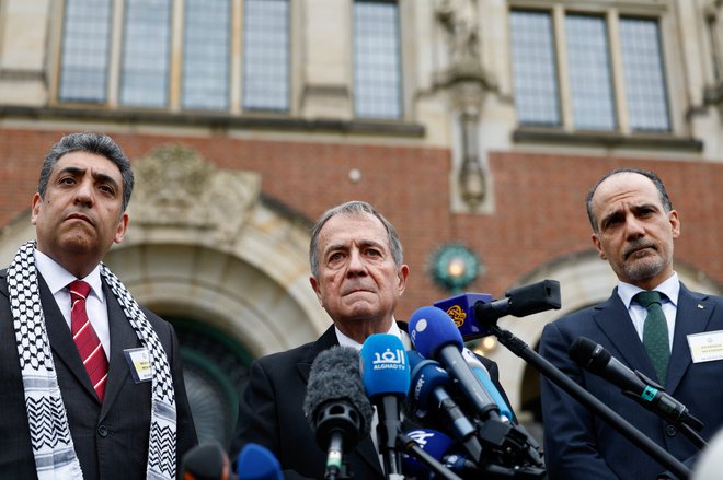 Veleposlanik Nikaragve na Nizozemskem Carlos Jose Arguello Gomez med izjavo za medije pred poslopjem meddržavnega sodišča v Haagu FOTO: Piroschka Van De Wouw/Reuters