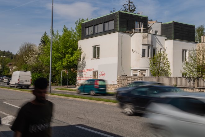 Vila na Levstikovi, kjer je imela SD dolga leta svoj sedež, se prodaja za 2,2 milijona evrov. Foto Črt Piksi