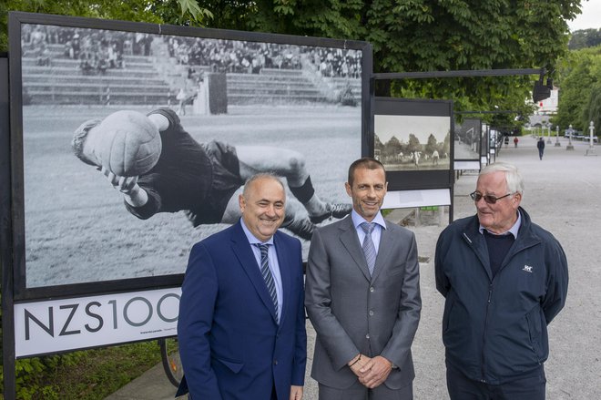 Predsedniki na razstavi ob 100-letnici NZS: (z leve) Radenko Mijatović, predsednik NZS, Aleksander Čeferin, prvi mož Uefe, in Rudi Zavrl, prvi predsednik NZS. FOTO: Voranc Vogel