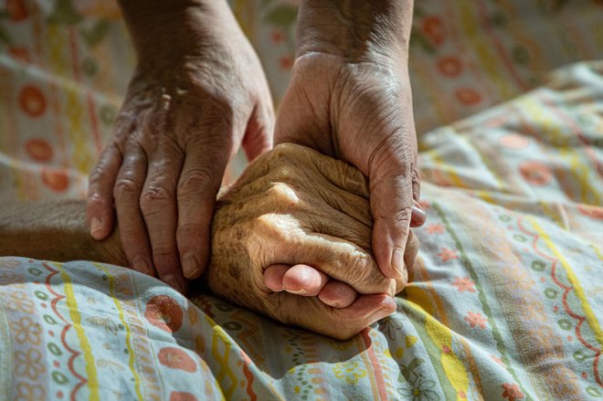 Koalicija želi volivce vprašati, ali so za sprejetje zakona, ki bo urejal pravico do pomoči pri prostovoljnem končanju življenja. FOTO: Voranc Vogel/Delo